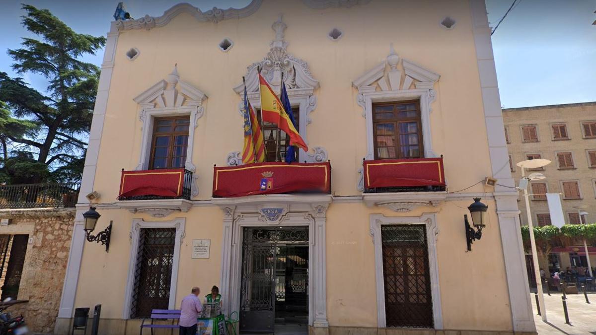 Fachada del Ayuntamiento de Alginet, en una imagen de archivo.