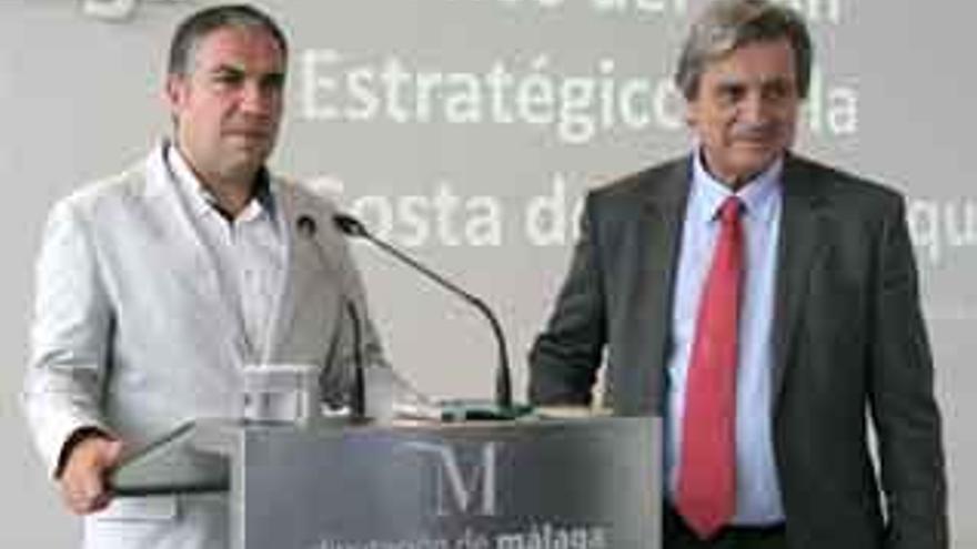 Elías Bendodo y Salvador Moreno Peralta, en la presentación del plan.