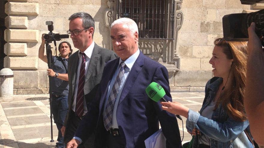 Luciano Alonso, saliendo del TSJA en Granada.