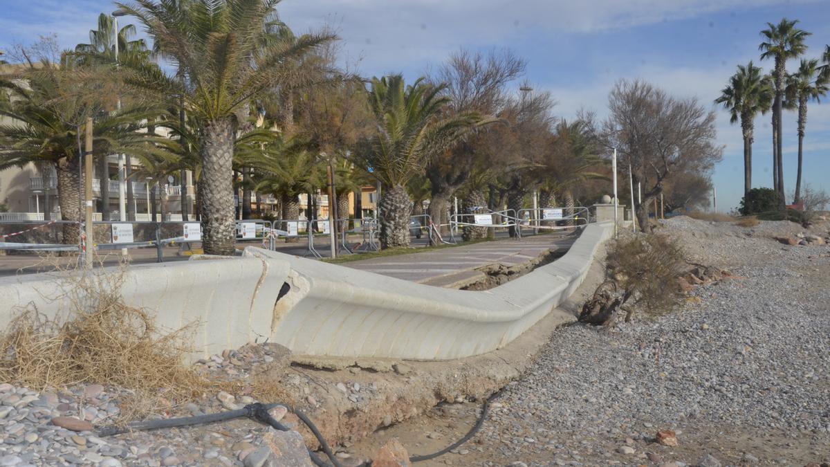 Imagen de cerca del tramo de acera en mal estado.