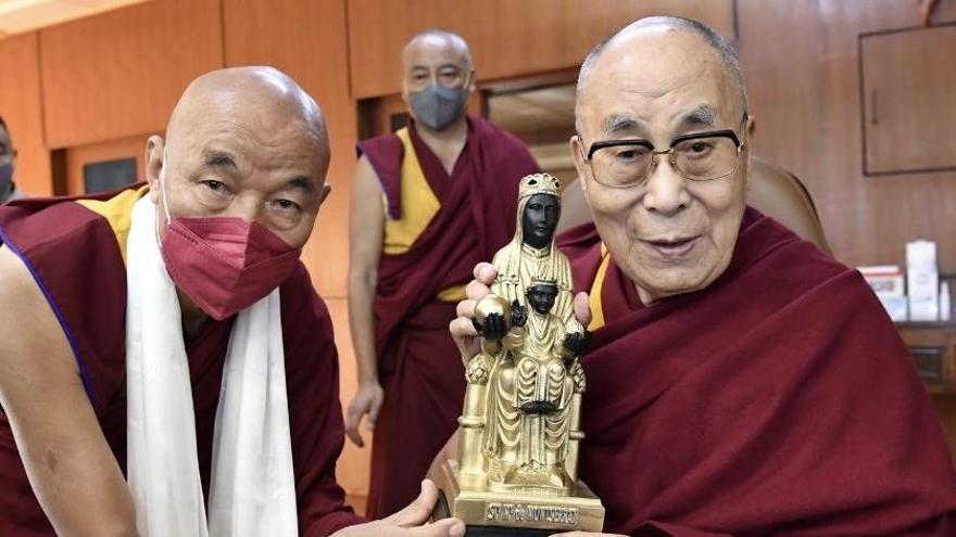 El Dalai Lama és obsequiat amb una imatge de la Verge de Montserrat