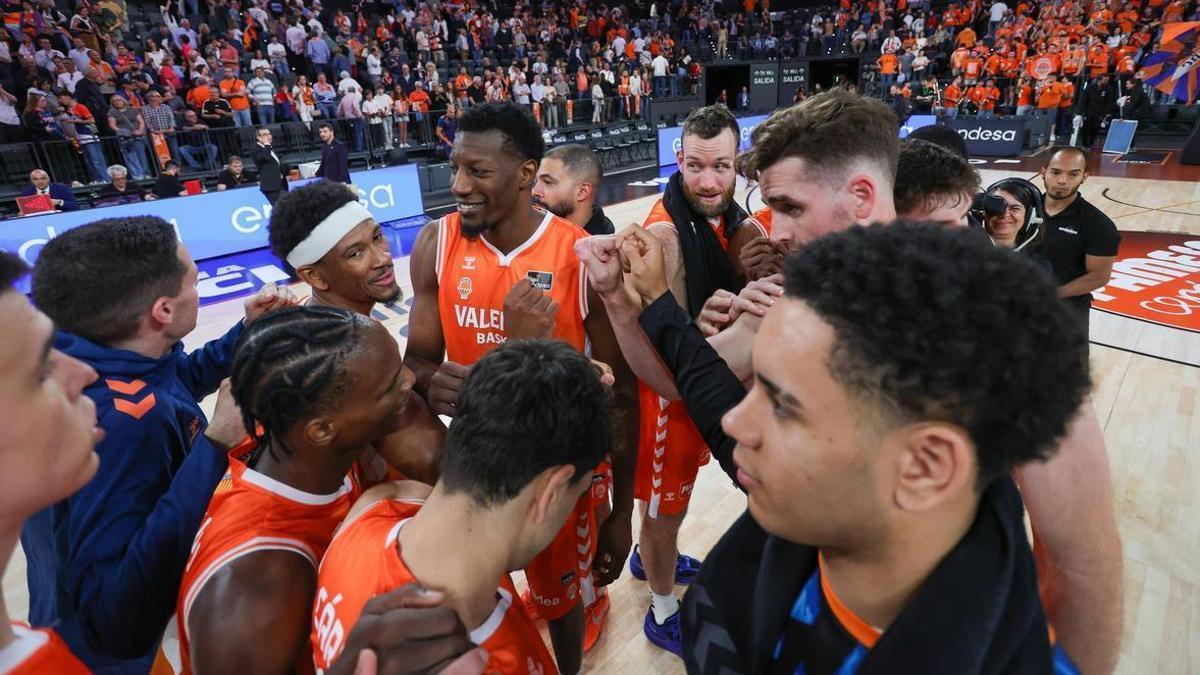 Los jugadores del Valencia Basket, en el último partido en casa ante el Surneo Bilbao.
