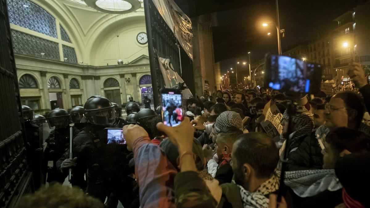 Manifestantes contra los ataques de Israel en Gaza entran a la Estación de França de Barcelona y ocupan su vestíbulo