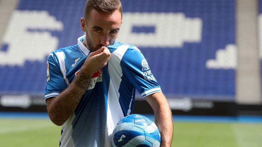 Sergi Darder besa el escudo durante su presentación.