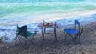 Esta es la mesa plegable que verás por todos lados en la playa este verano