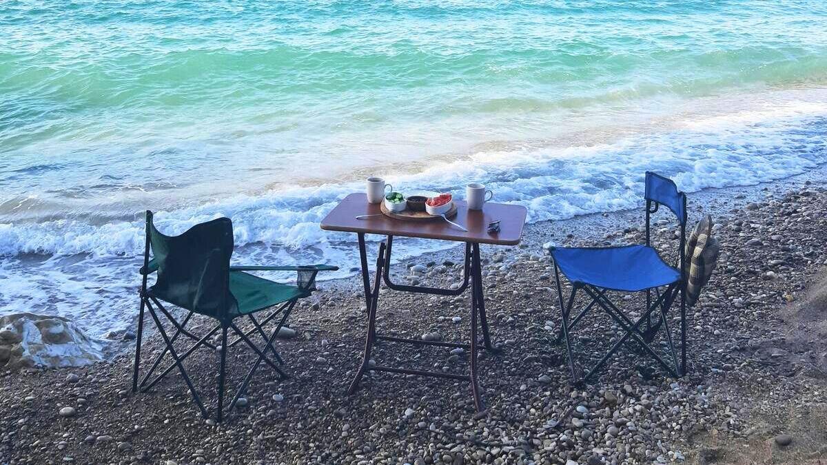 Esta es la mesa plegable que verás por todos lados en la playa este verano