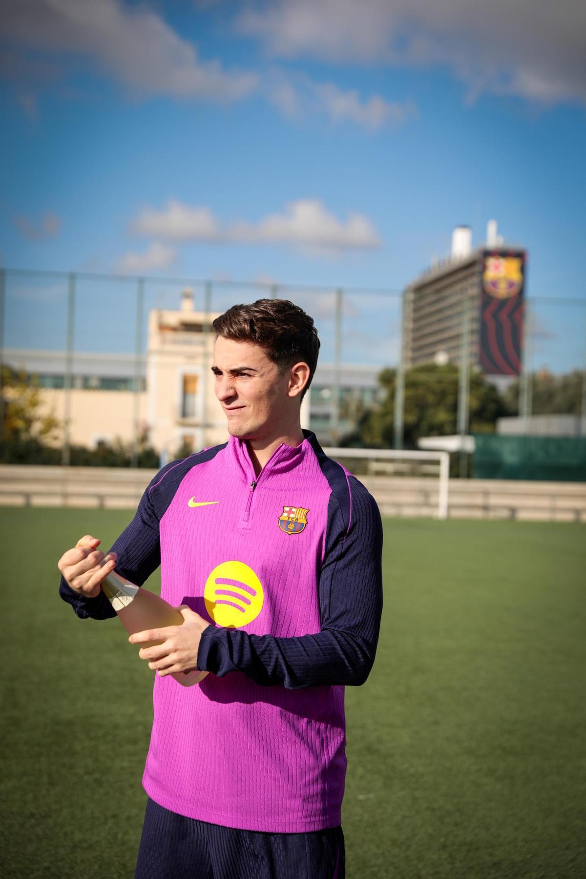 Gavi descorcha una botella de cava para SPORT