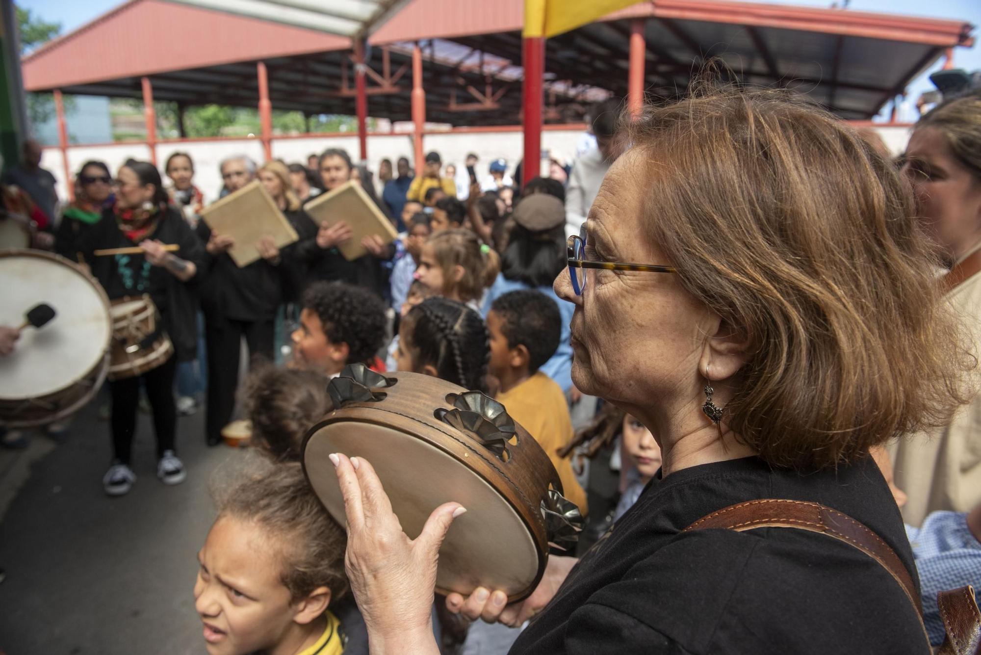 Baile, pandeireta e alegría no Raquel Camacho