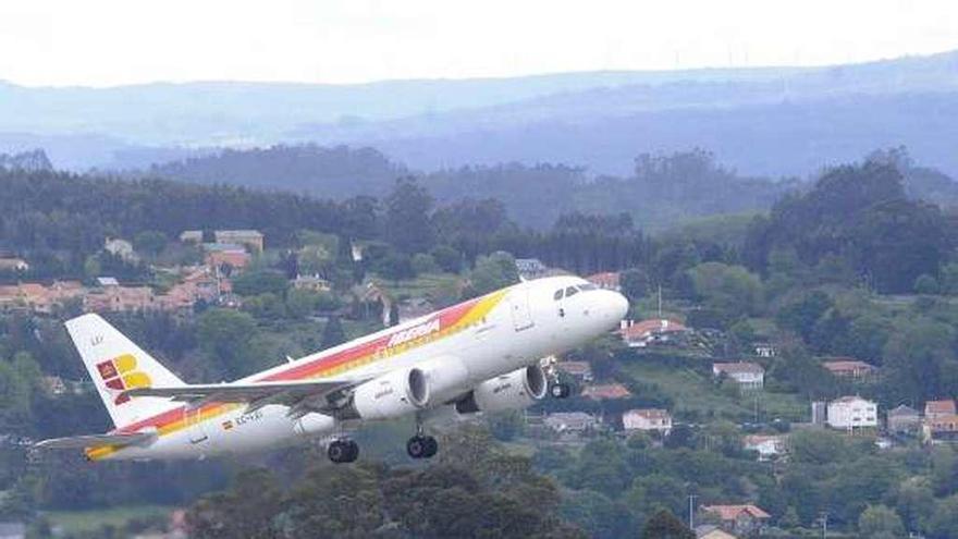 Un avión de Iberia, sobre unas viviendas.