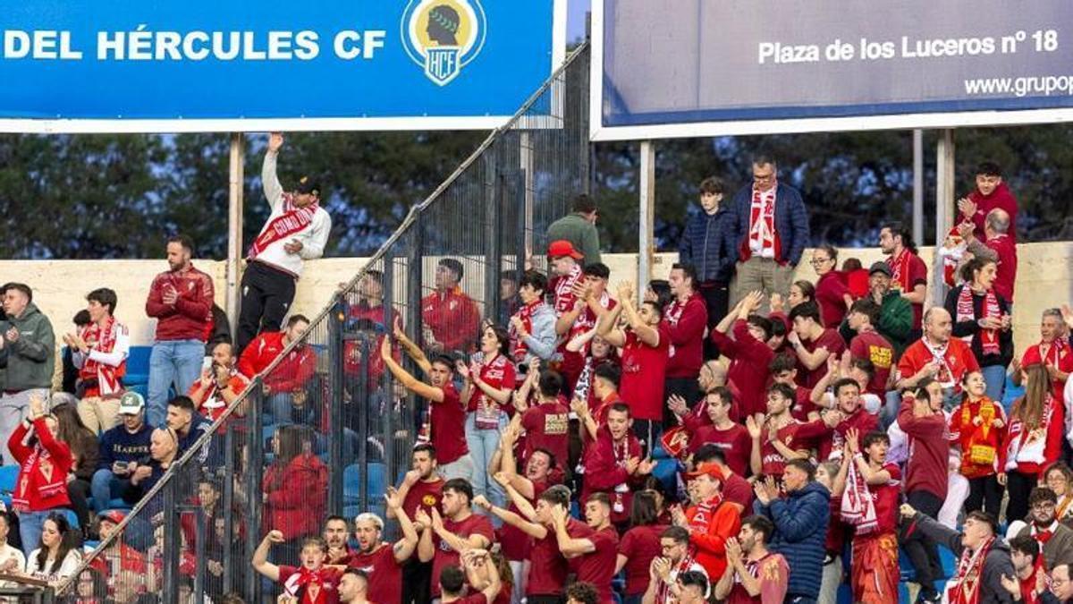 Aficionados del Real Murcia en el Rico Pérez de Alicante