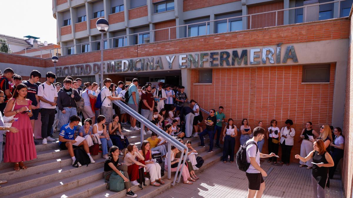 Alumnos de Córdoba en la PAU en la Facultad de Medicina y Enfermería.