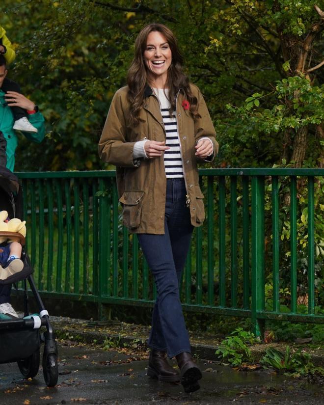 Kate Middleton con chaqueta Barbour y look de básicos en Londres