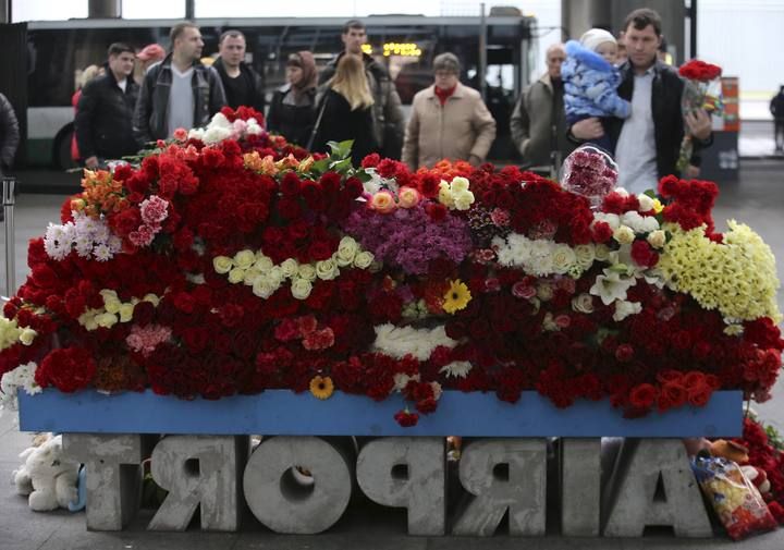 Rusia recuerda, con flores y velas, a las víctimas de la tragedia aérea en el Sinaí