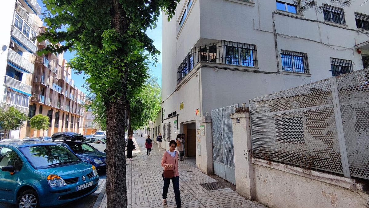 Exterior del centro de salud Zona Centro, conocido como Los Pinos, en Ronda del Pilar.