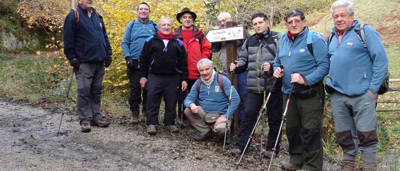 Un grupo de senderistas posa en uno de los puntos de la ruta.