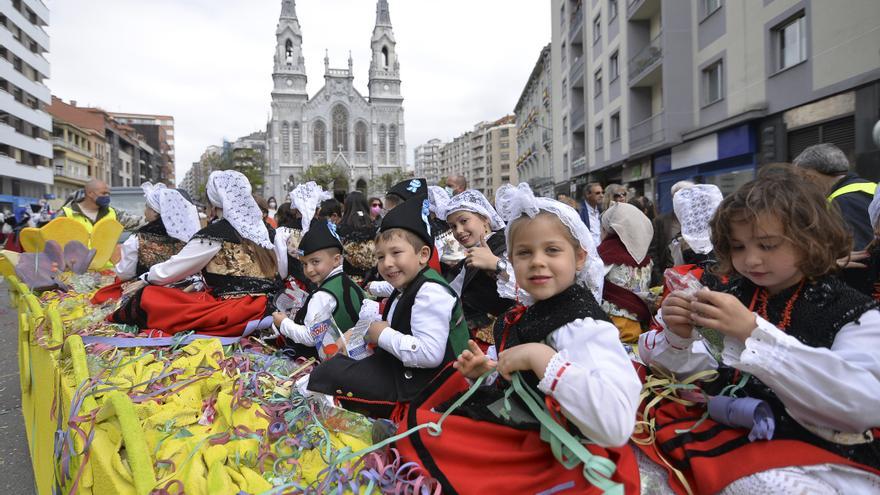 Las carrozas ponen la guinda centenaria