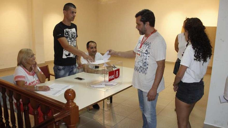 Mesa electoral en la sede del PSOE en Cangas. // SantosÁlvarez