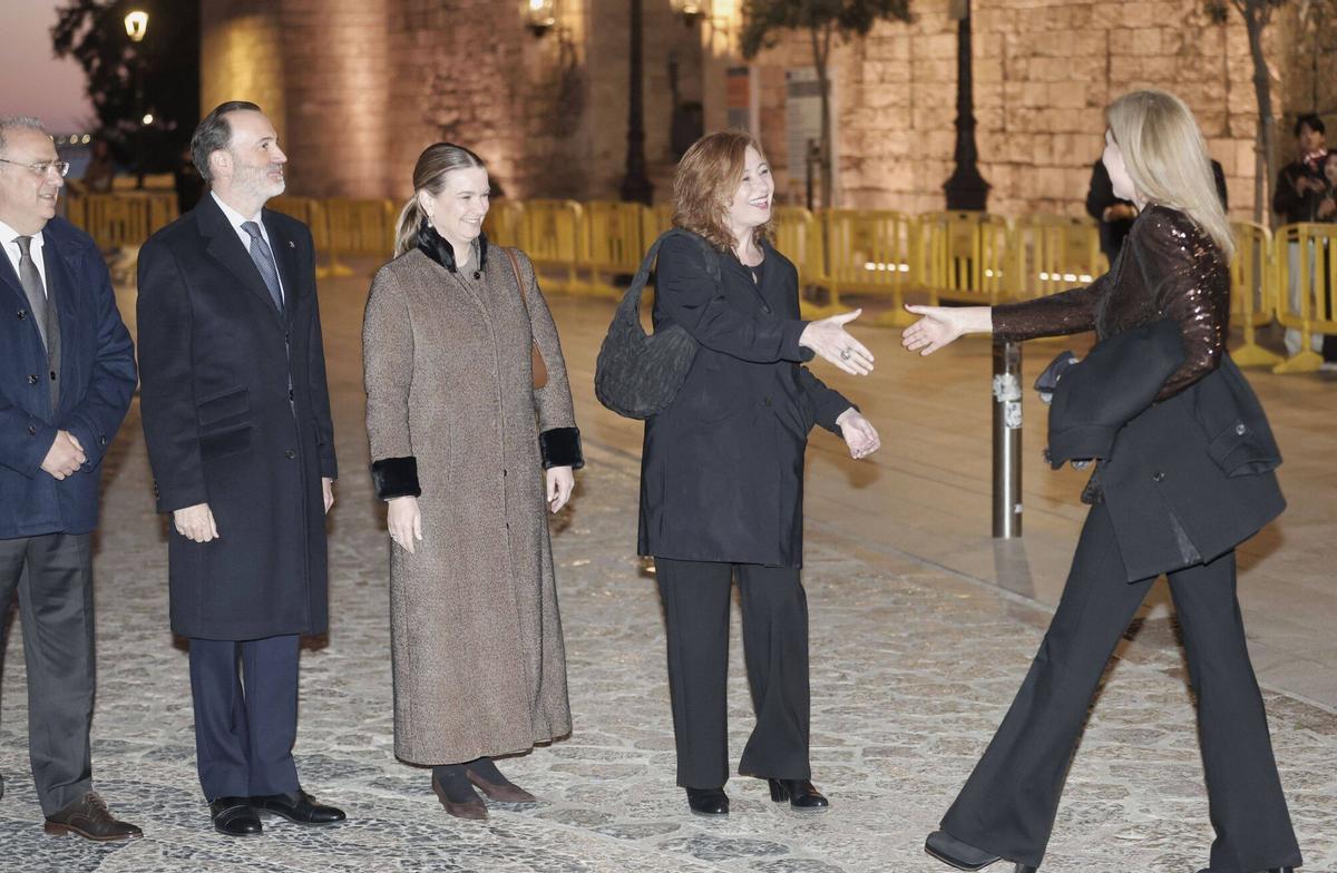 Doña Sofía y las infantas Elena y Cristina, acompañadas de Victoria Federica e Irene Urdangarin, en el Concierto de Semana Santa que se celebra en la Catedral de Mallorca