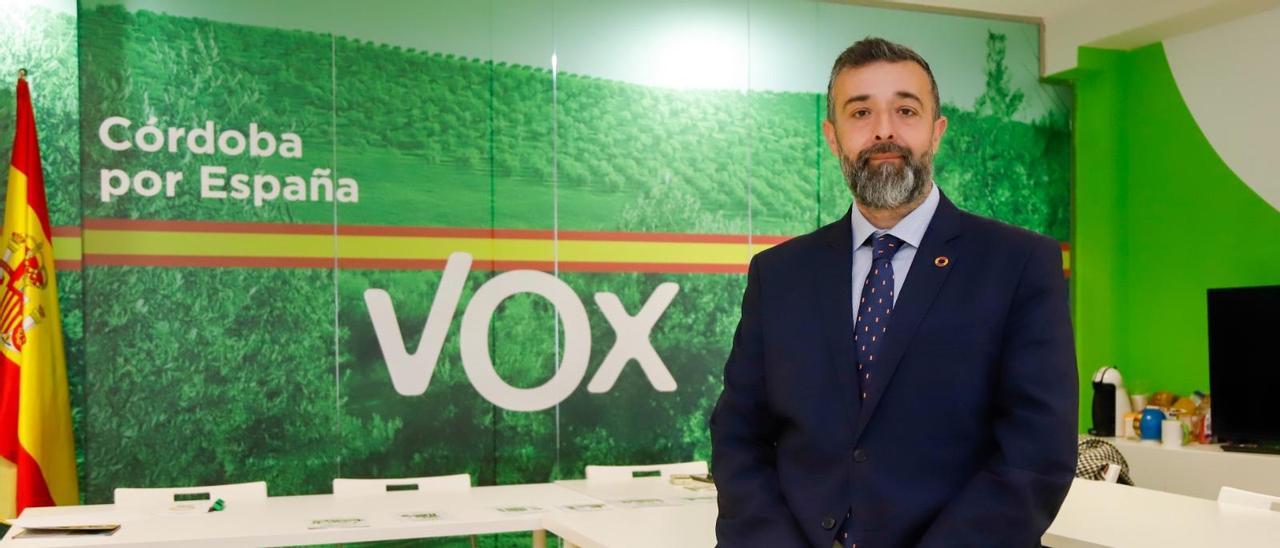 Rafael Saco, presidente de Vox en Córdoba, en la sede del partido en la capital.