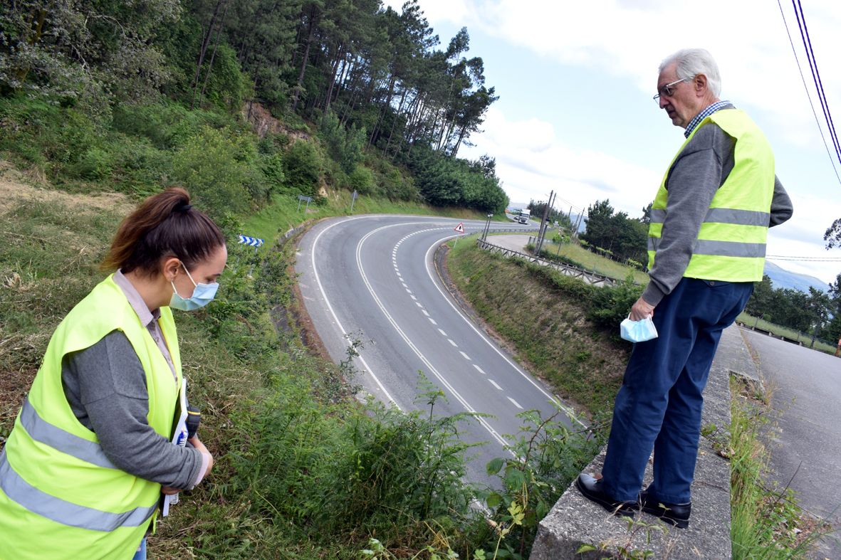 El alcalde en uno de los puntos en los que se va a intervenir para salvar la carretera PO-548, debajo.