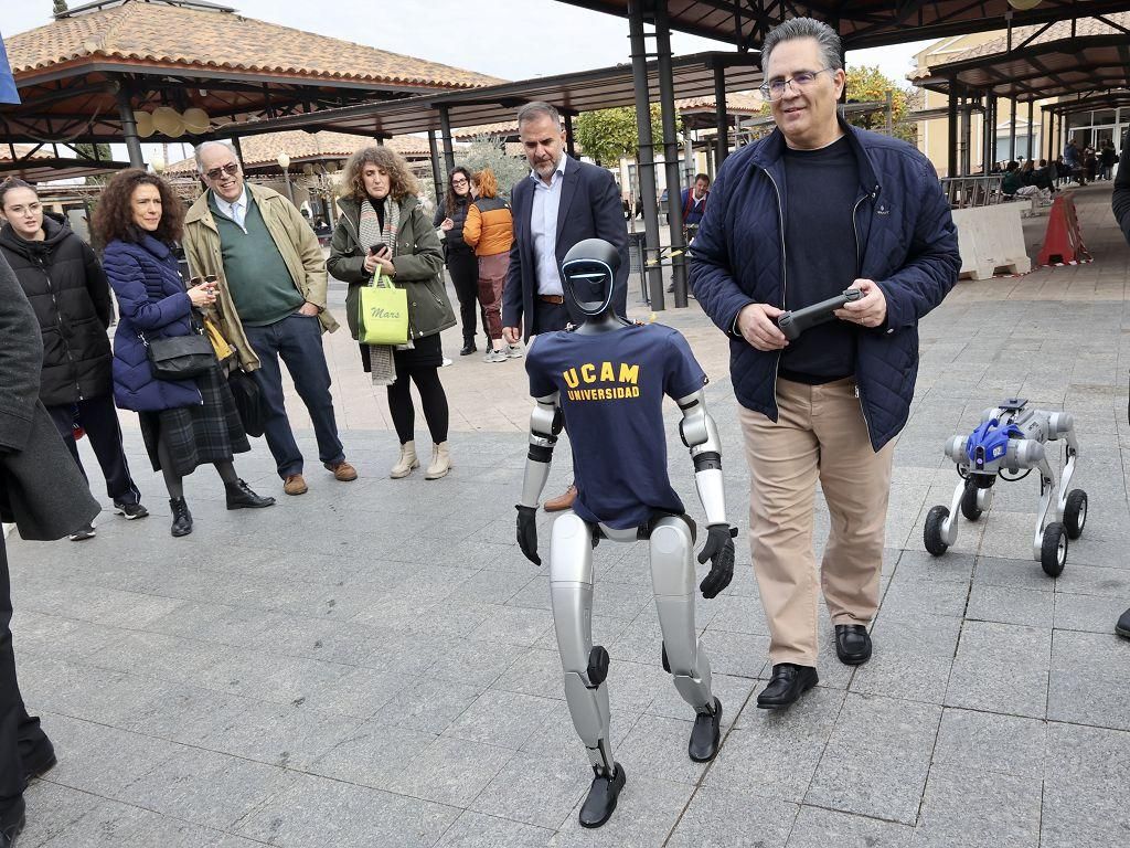 La demostración de los dos robots que han estado este martes en el Campus de Los Jerónimos de la UCAM, en imágenes