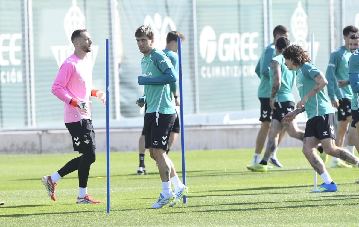 Giovani Lo Celso se ejercita de forma parcial con el Betis durante el parón internacional