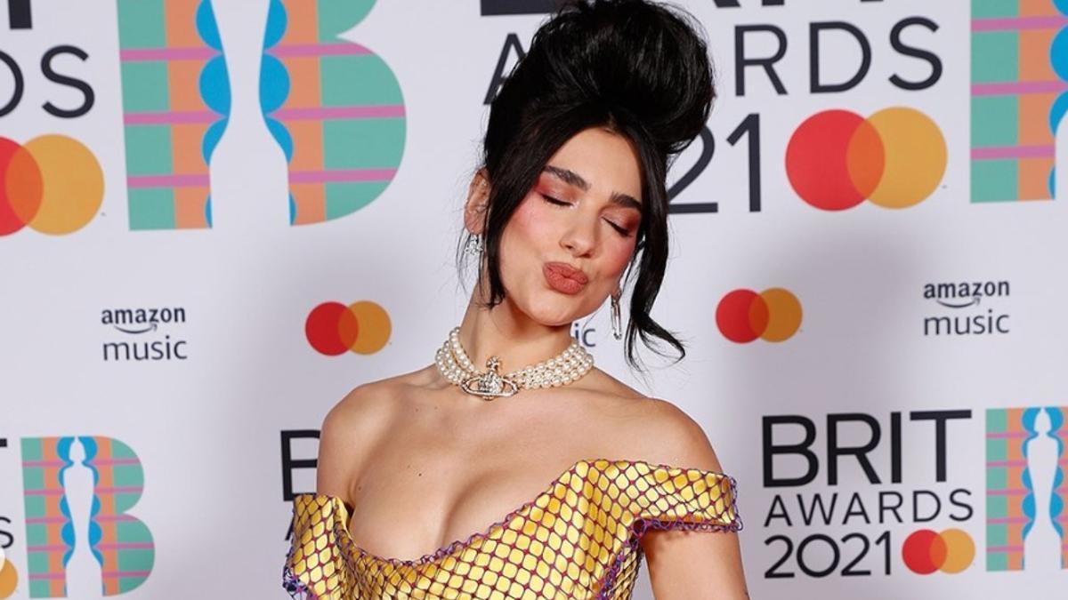 Dua Lipa con vestido de Vivienne Westwood en los Brit Awards 2021