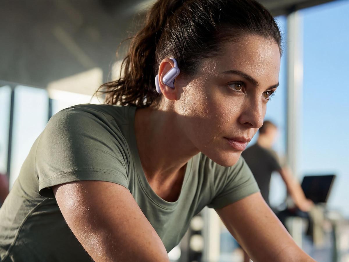 Una mujer practicando deporte con los auriculares