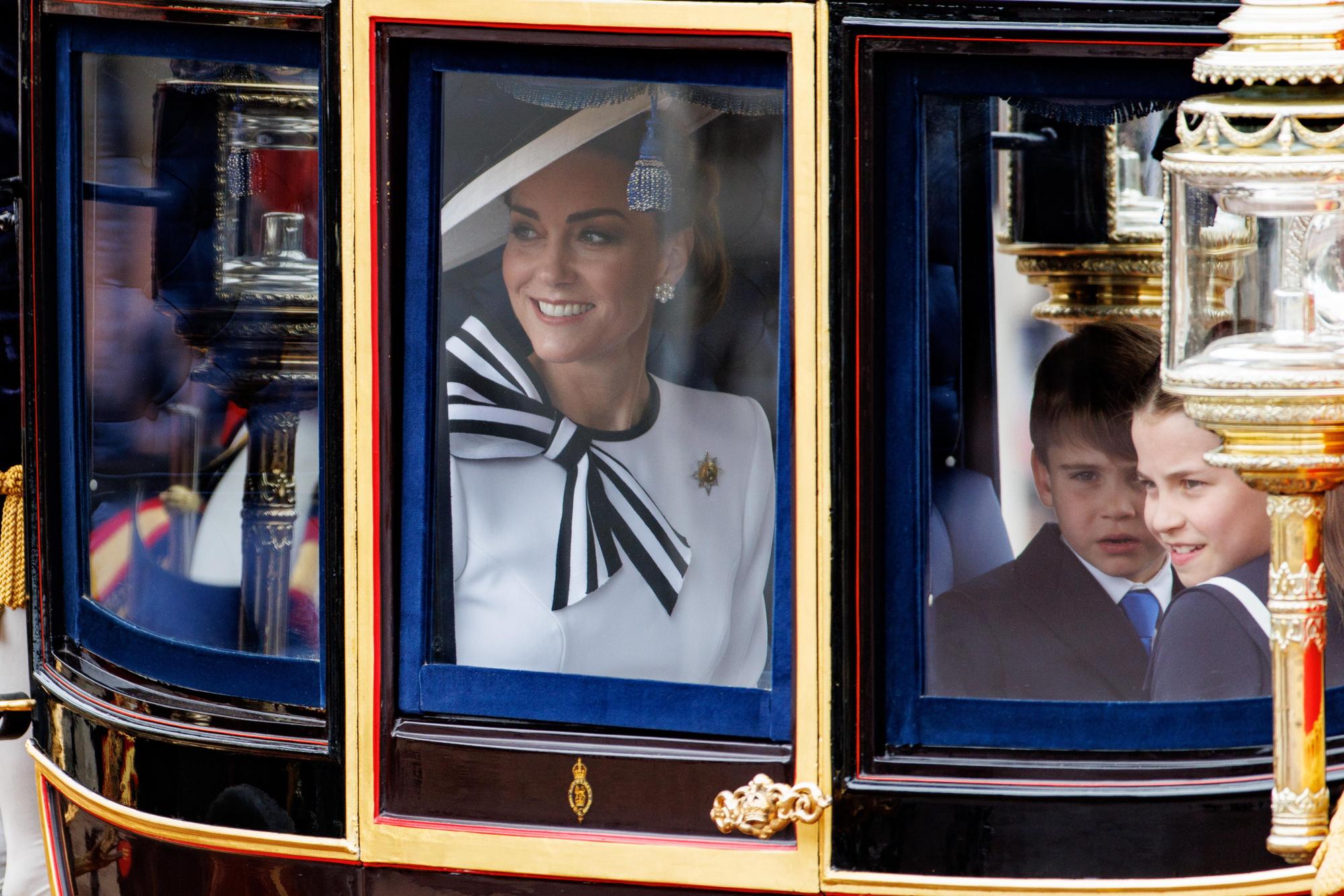 La princesa de Gales junto a sus hijos en la carroza real.
