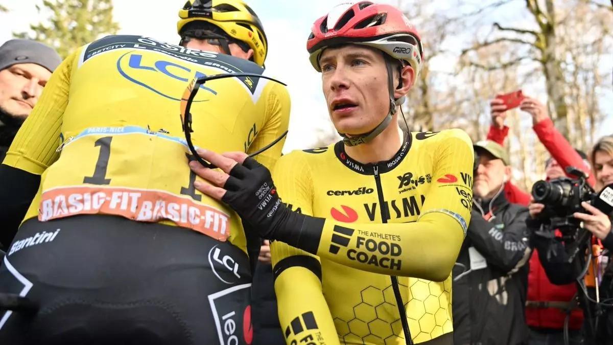 Vingegaard y Jorgenson, todavía de amarillo, se saludan al finalizar la etapa