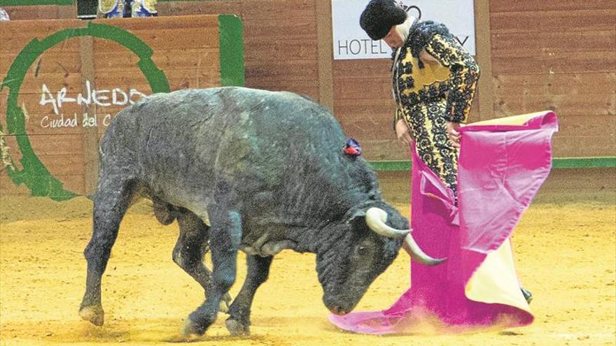 Varea defiende su corral ante dos gallos de pelea