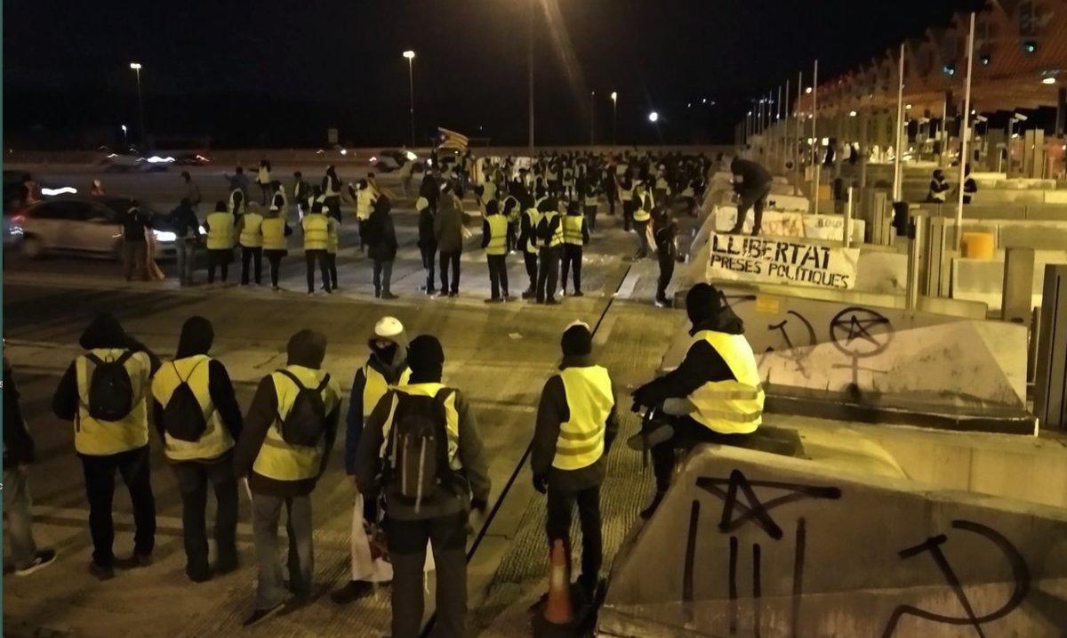 Activistas de los CDR se concentran en el peaje de Martorell.