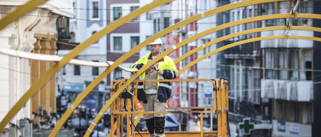 Un operario montando el gran túnel de luz de la calle Pelayo. | IRMA COLLÍN