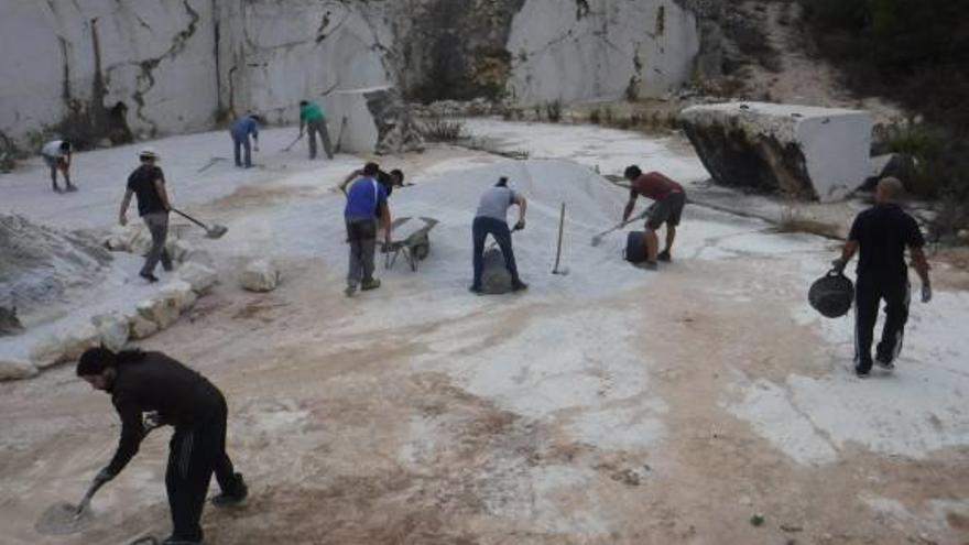 Treinta voluntarios recuperan en Monóvar la cantera de Peña Banyoni