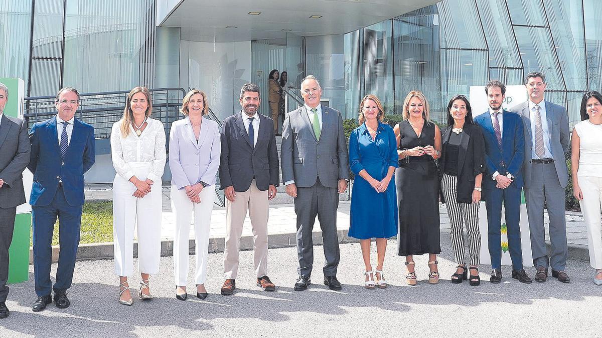 Carlos Mazón, en el centro, con directivos de bp e Iberdrola