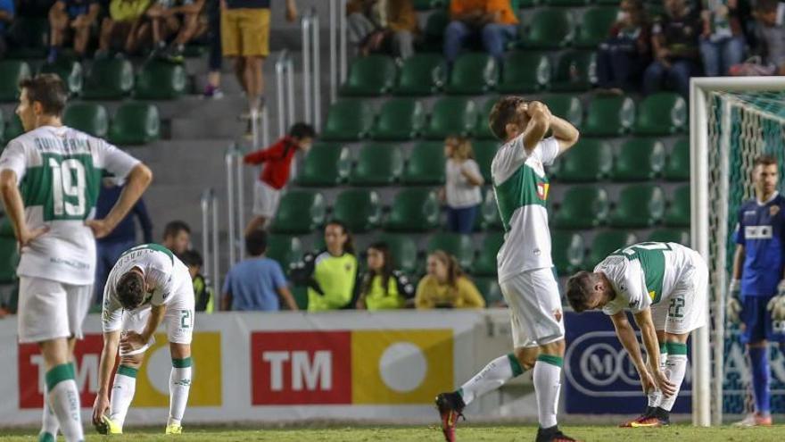 Varios jugadores del Elche se lamentan de la derrota sufrida ayer ante el Alcorcón.