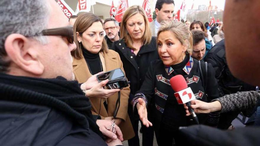 La consejera de Hacienda, Pilar del Olmo; la vicepresidenta Rosa Valdeón, y la consejera de Agricultura y Ganadería, Milagros Marcos, conversan con los representantes de los sindicatos.