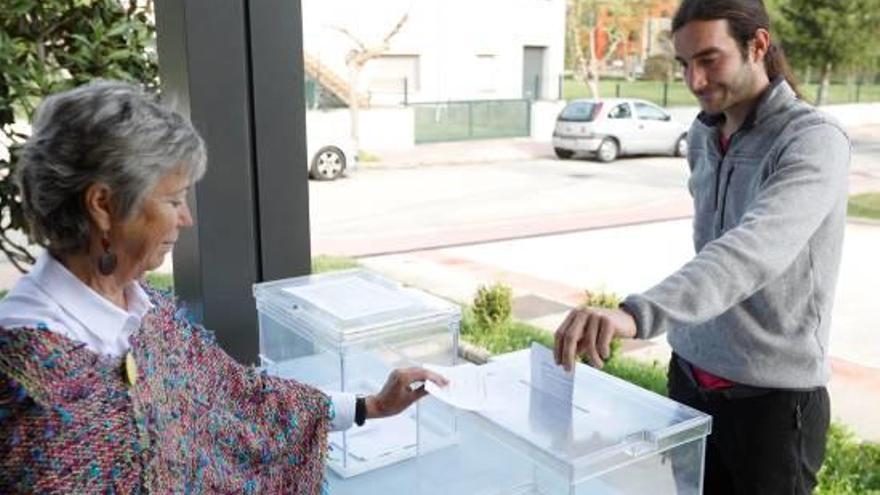 Un veí, exercint el vot de la primera jornada de la consulta, celebrada al dispensari de Mieres.