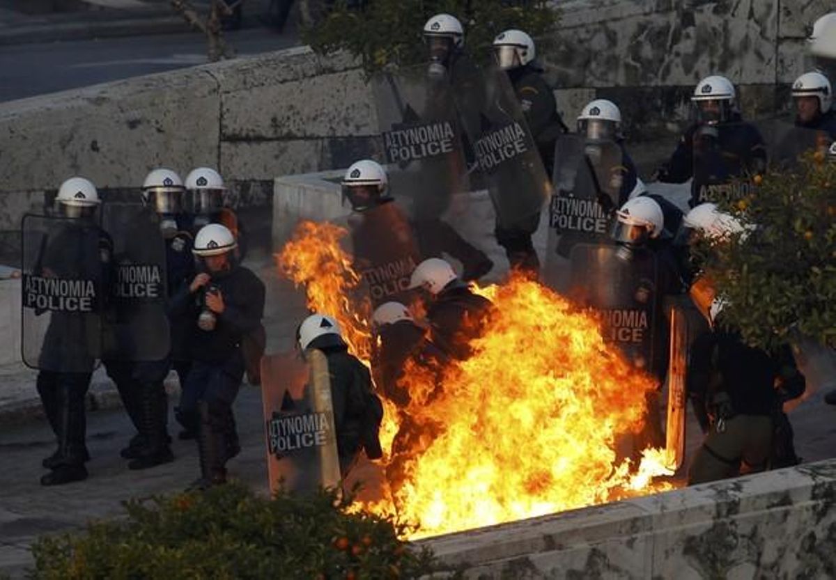 Un còctel molotov davant el Parlament a Atenes.