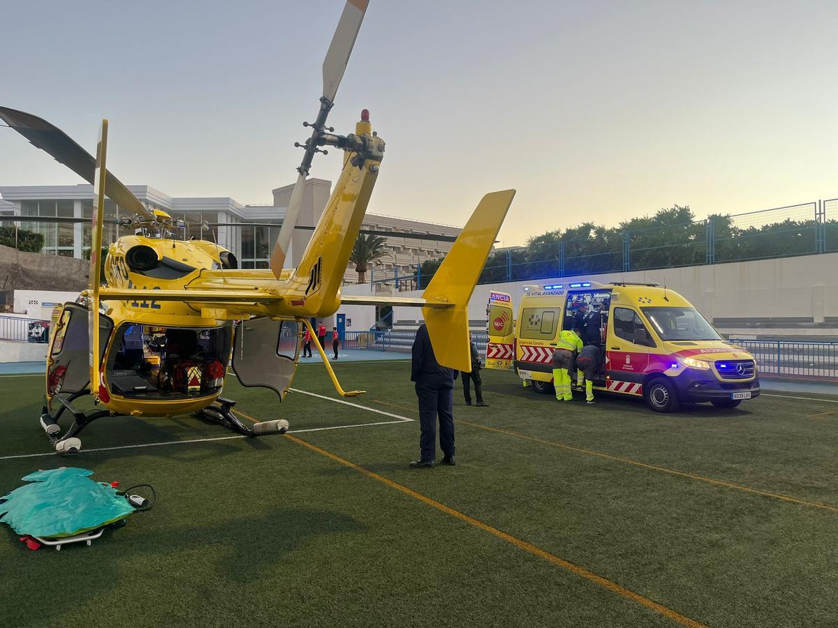 El helicóptero medicalizado del SUC en el campo de fútbol de Puerto Santiago para recoger a una de las afectadas y trasladarla a un centro hospitalario.