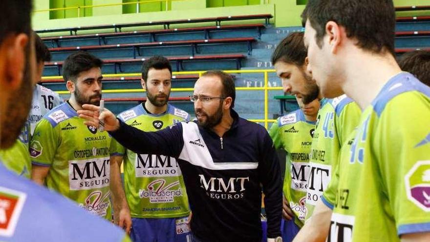 Diego Vieira da instrucciones a los suyos.