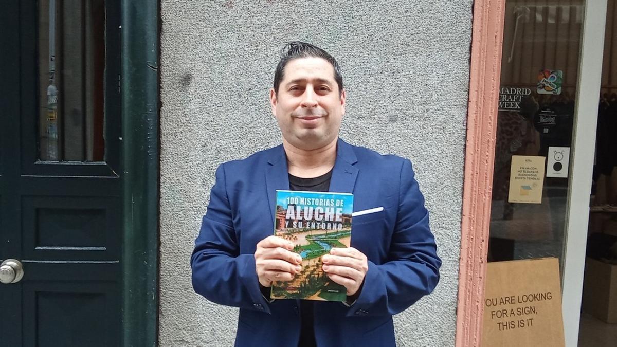 Nicolás Ferrando posa con su nueva obra: '100 historias de Aluche y su entorno'