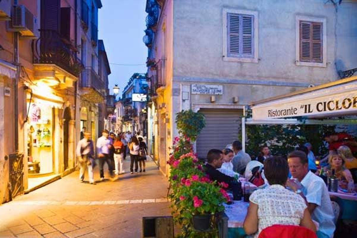 Calle Umbreto I de Taormina, una de las más comerciales de la ciudad siciliana.
