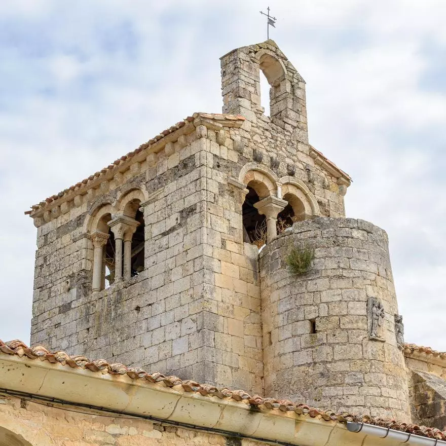 El refugio de Carlos Sobera es un pueblo medieval de Burgos que está rodeado de un paisaje espectacular de cañones y desfiladeros
