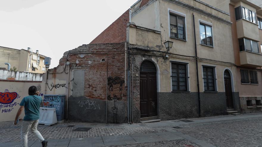 Le roban el plato de ducha nuevo mientras los fontaneros hacen obra en su casa de Zamora