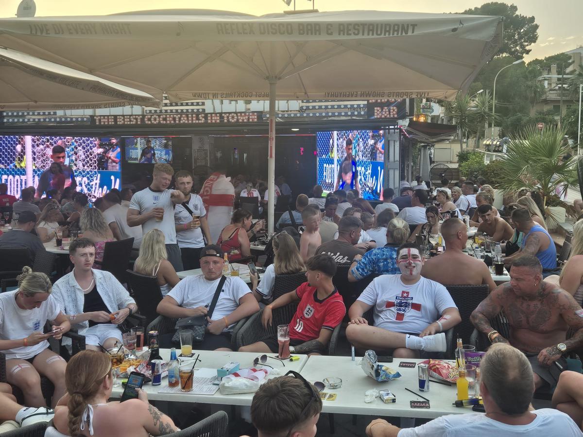 Aficionados ingleses se han concentrado en la zona de Magaluf (Calvià) para disfrutar del encuentro Argentina-Inglaterra.