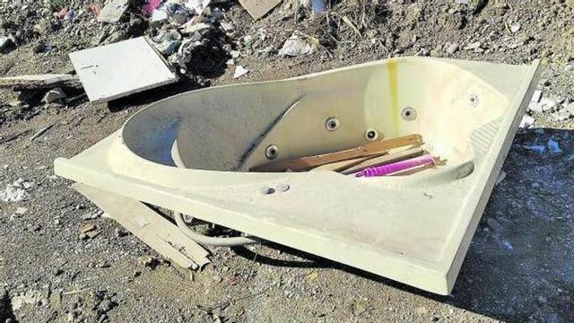 Las burbujas dejaron de salir de este aparato de higiene y confort. En su lugar, toma el sol en una incipiente escombrera asomada a la calle Werther, nada más traspasar dos de los monolitos de piedra que señalan, aparentemente, el inicio del parque forestal de La Virreina.