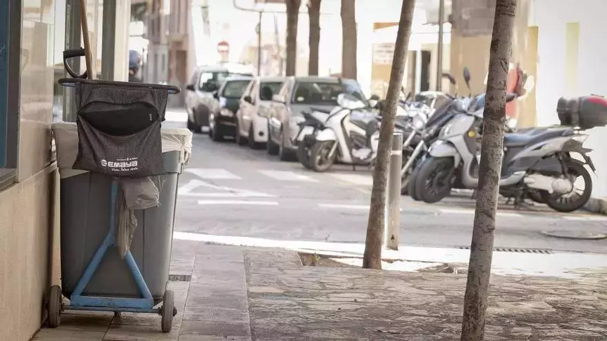 Straßenfegerin auf Mallorca schläft im Auto während der Arbeit – ihre Kündigung ist aber unzulässig