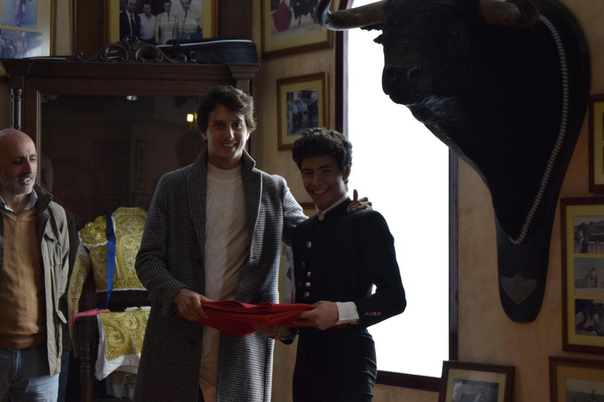 La convivencia entre Roca Rey y la Escuela Taurina de València, en imágenes