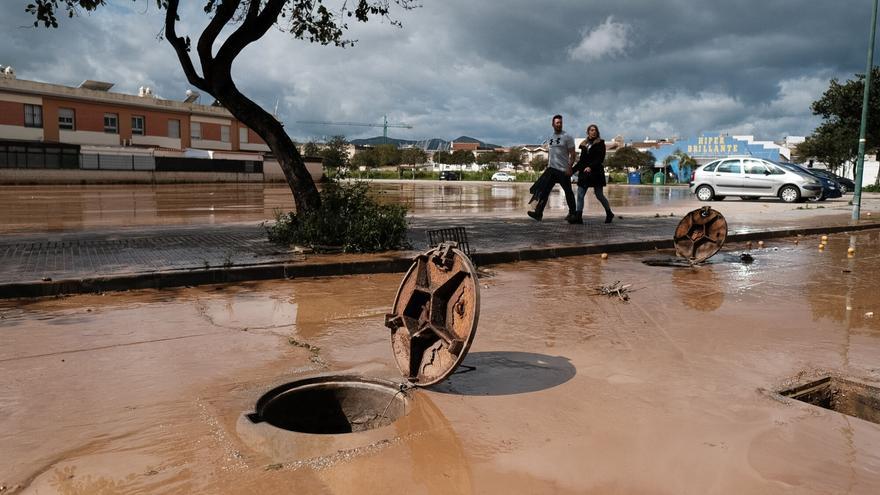 Los vecinos de Campanillas limpian las calles tras la nueva inundación de la barriada